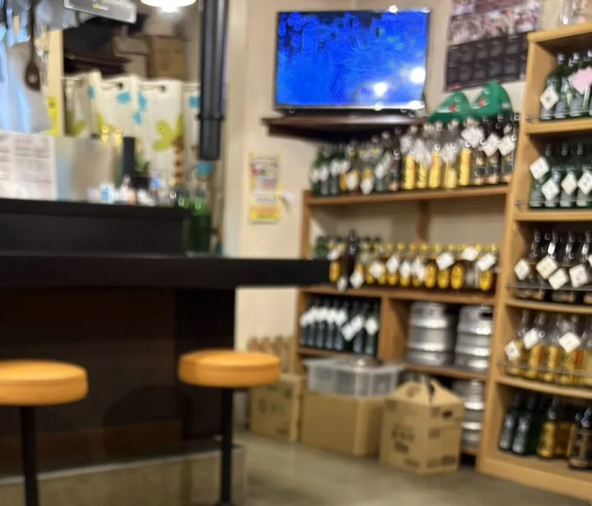店内のカウンター席とボトルキープの棚