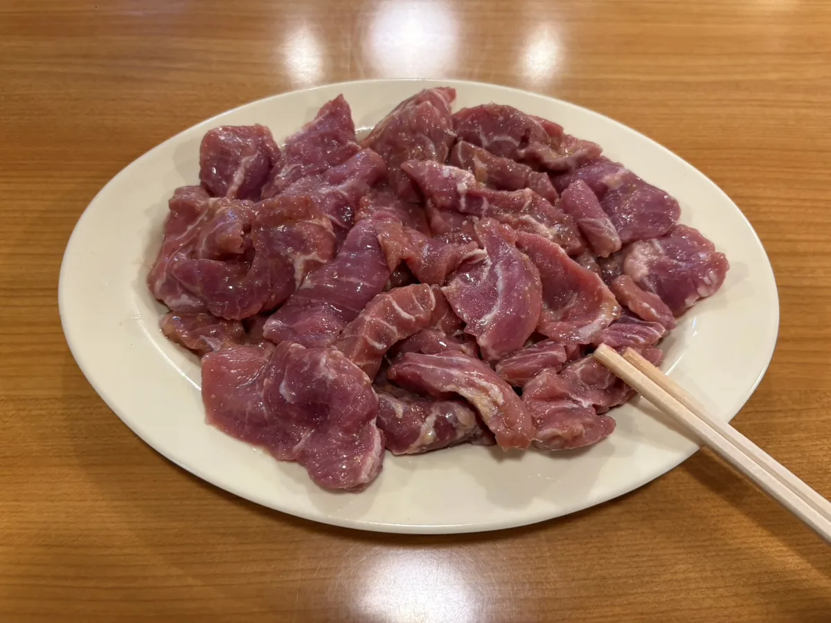 赤身の肉の皿