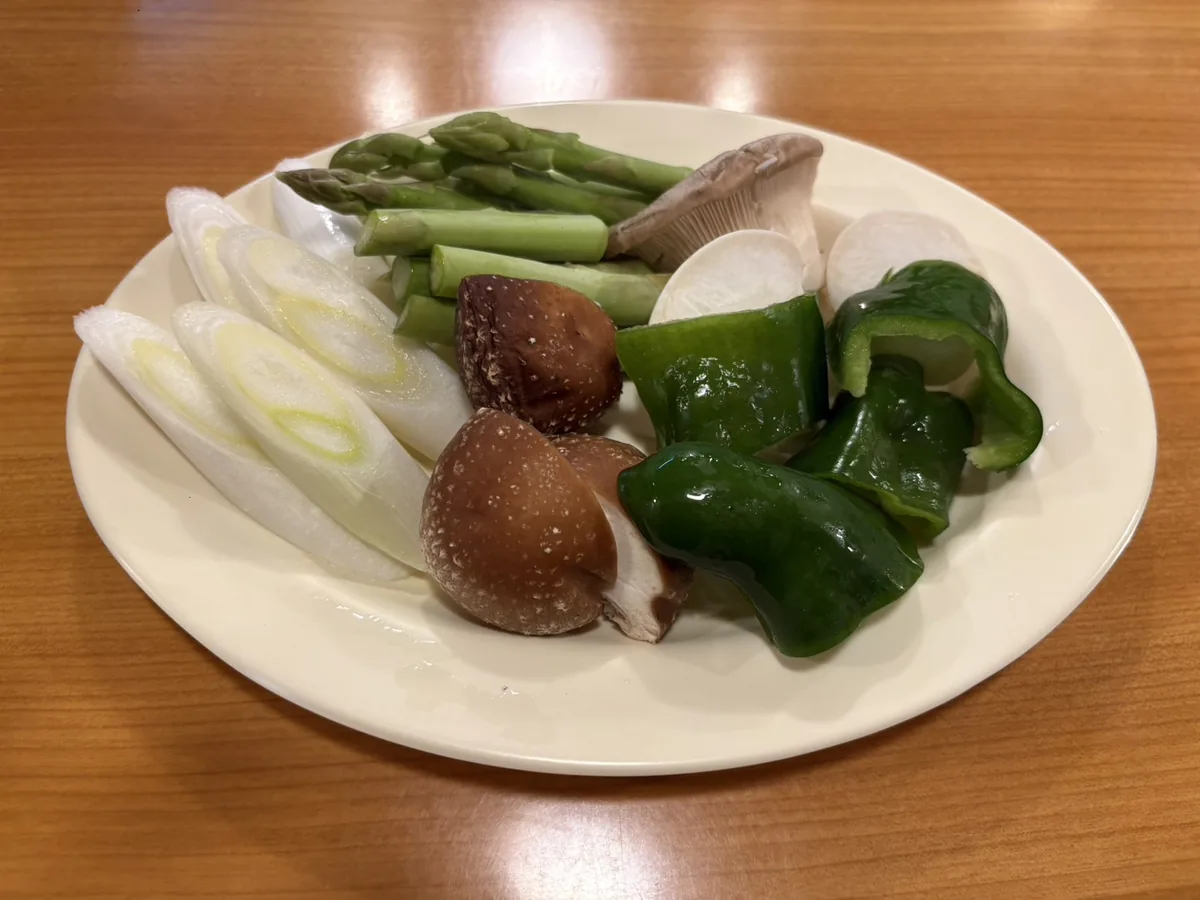 ヤサイ焼の皿（ネギ・しいたけ・ピーマン・アスパラなど）
